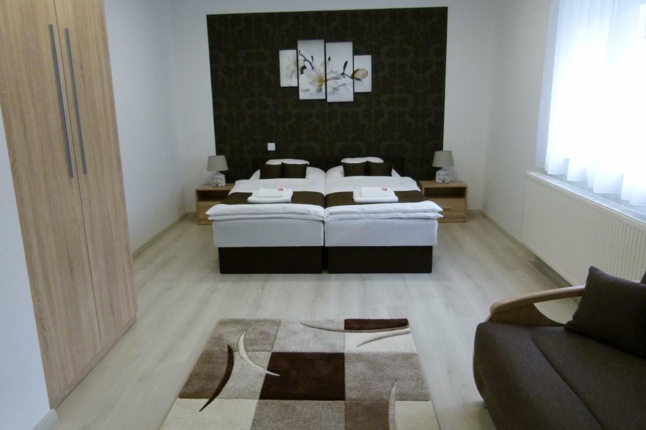 Wolf House Apartman Залаэгерсег Экстерьер фото