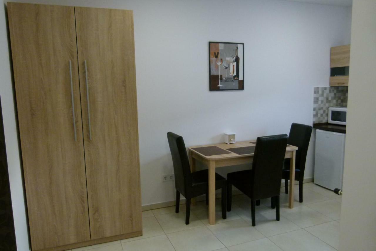 Wolf House Apartman Залаэгерсег Экстерьер фото